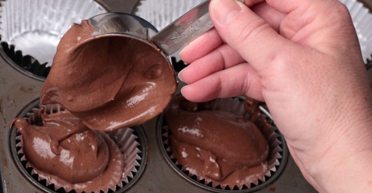 She Only Uses 2 Ingredients In These Coca Cola Chocolate Cupcakes And The Results Are AMAZING