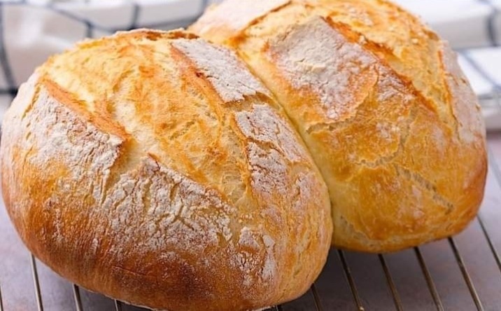 EASY AND MOIST HOMEMADE BREAD