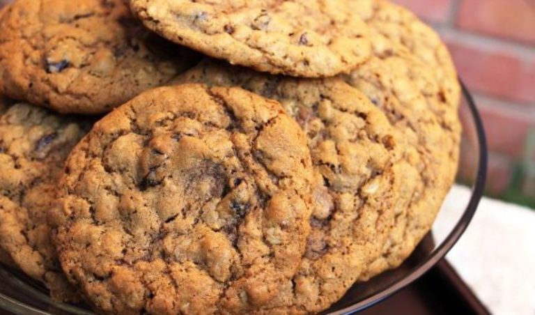 Soft & Chewy Oatmeal Raisin Cookies