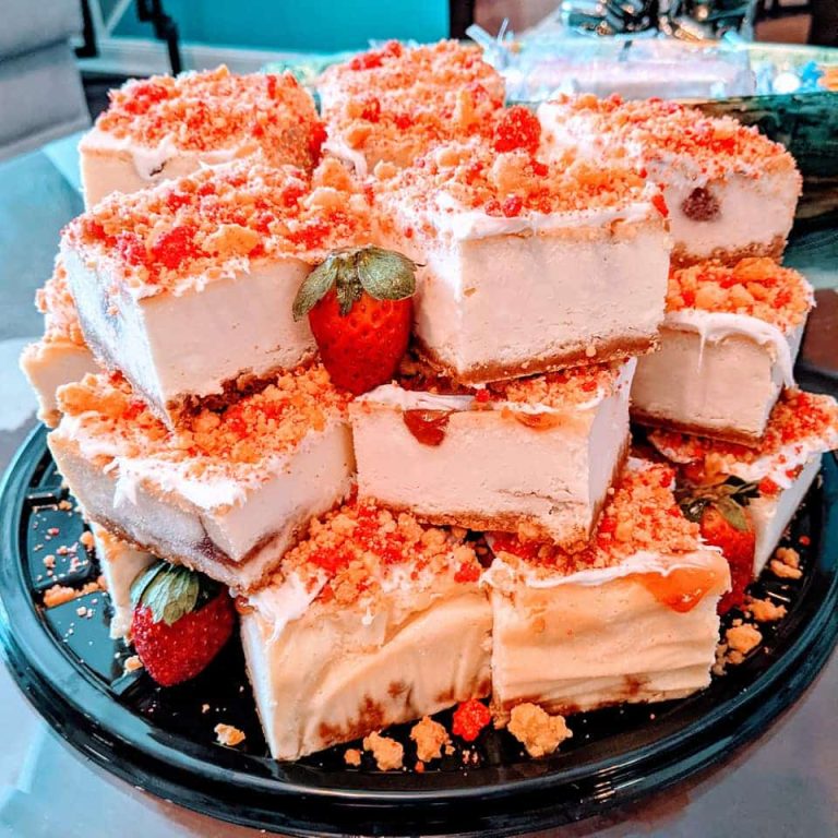 Strawberry Cheesecake Bars￼￼