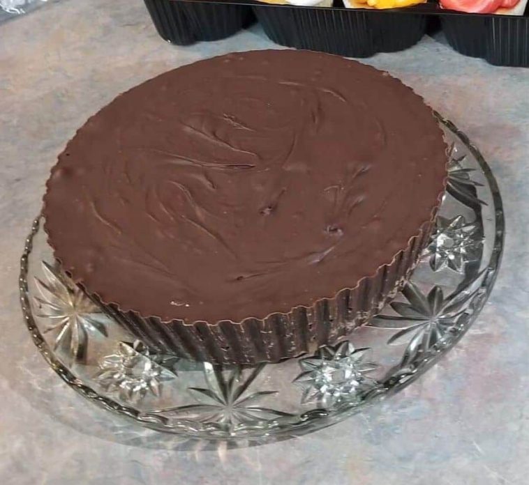 GIANT REESE’S PEANUT BUTTER CUP PIE