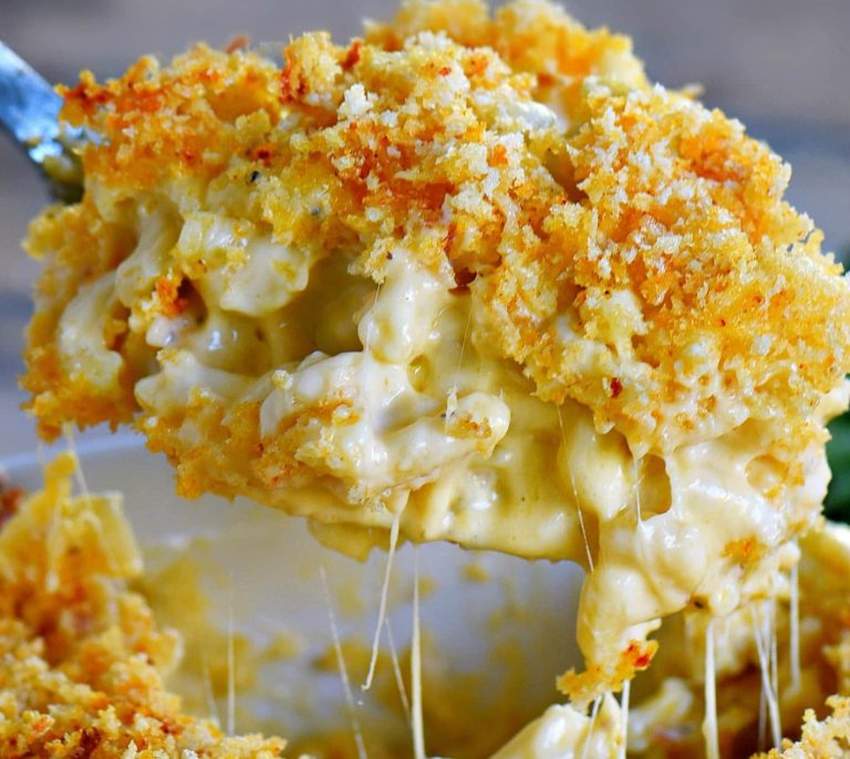 THE BEST HOMEMADE BAKED MAC AND CHEESE