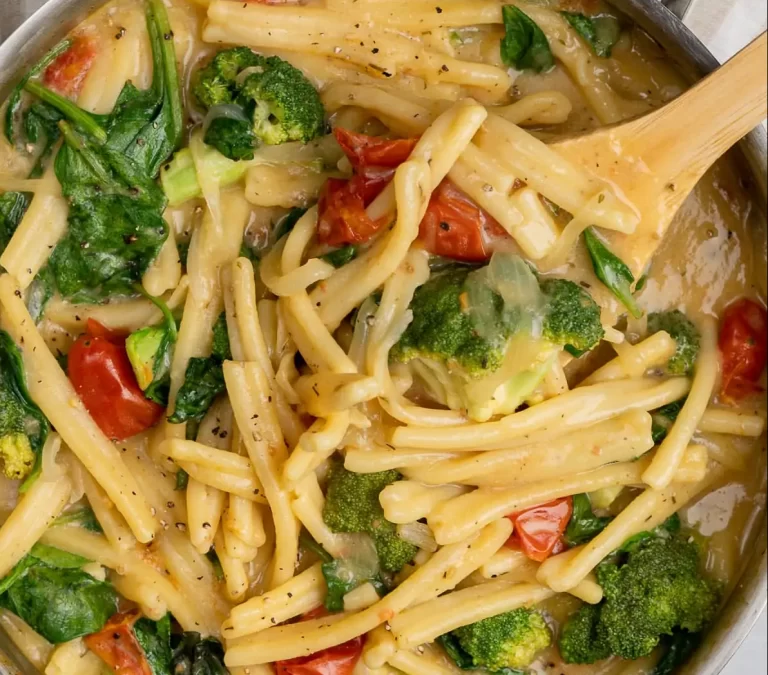 Vegan One Pot Pasta with Spinach, Tomatoes and Broccoli