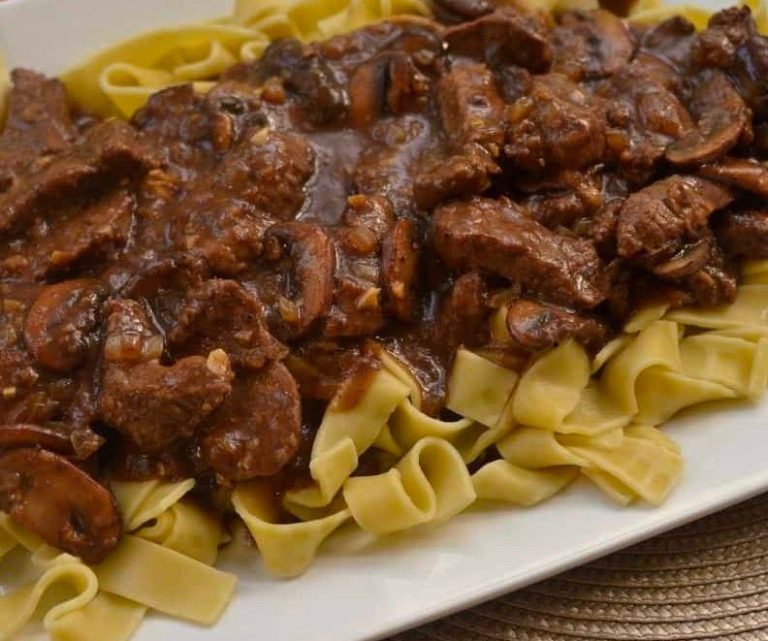 CROCKPOT BEEF TIPS & NOODLES!￼