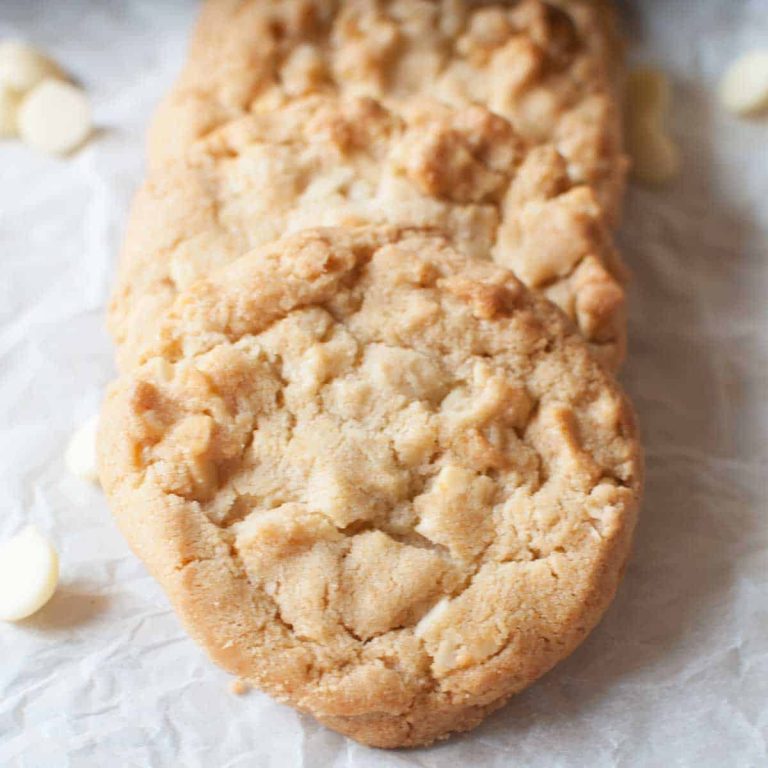 Copycat Great American White Chocolate Macadamia Nut Cookies