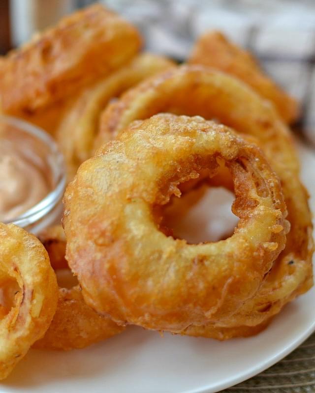 Beer-Battered Onion Rings with Dipping Sauce