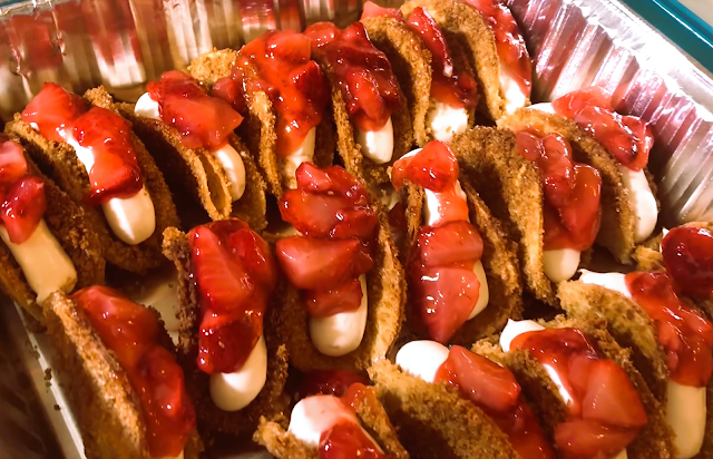 MINI STRAWBERRY CHEESECAKE TACOS