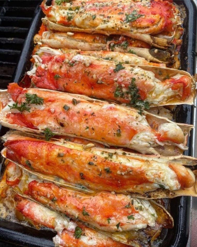 Baked crab legs in butter sauce