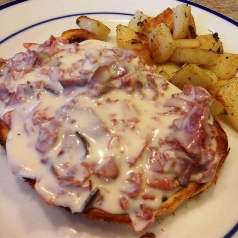 CREAMED CHIPPED BEEF ON TOAST