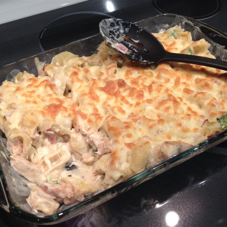 CREAMY CHICKEN WITH PASTA AND BROCCOLI