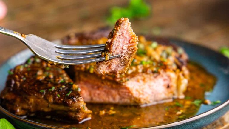 Pan-Seared Rib Eye Steak with Garlic – Easy Cast Iron Steak Recipe