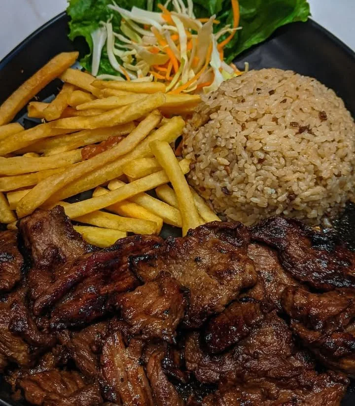 Delicious grilled meat platter featuring a variety of perfectly cooked meats