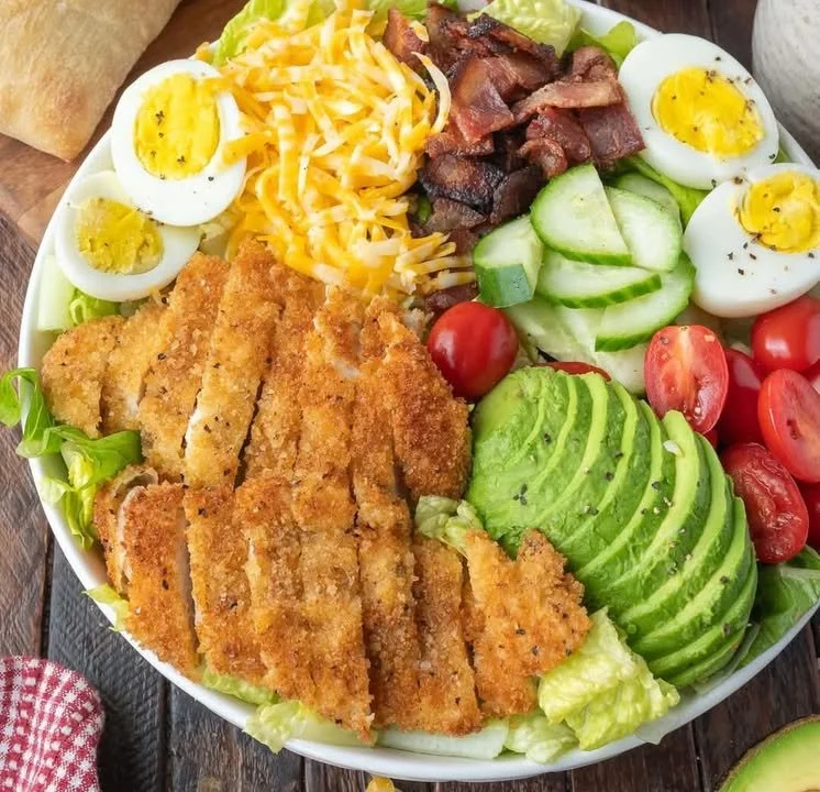 A vibrant bowl of crispy chicken salad ready for dinner.