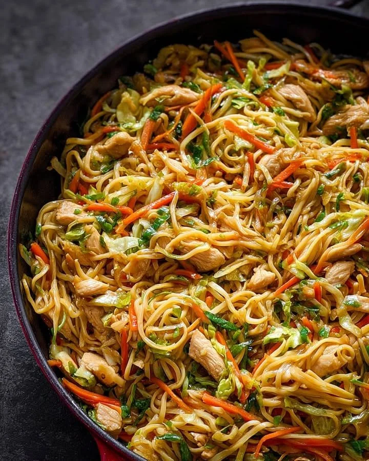 Delicious Chicken Chow Mein with tender chicken and colorful vegetables