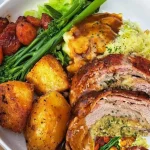 Pork fillet stuffed with apple and mozzarella, a delicious and savory dish.